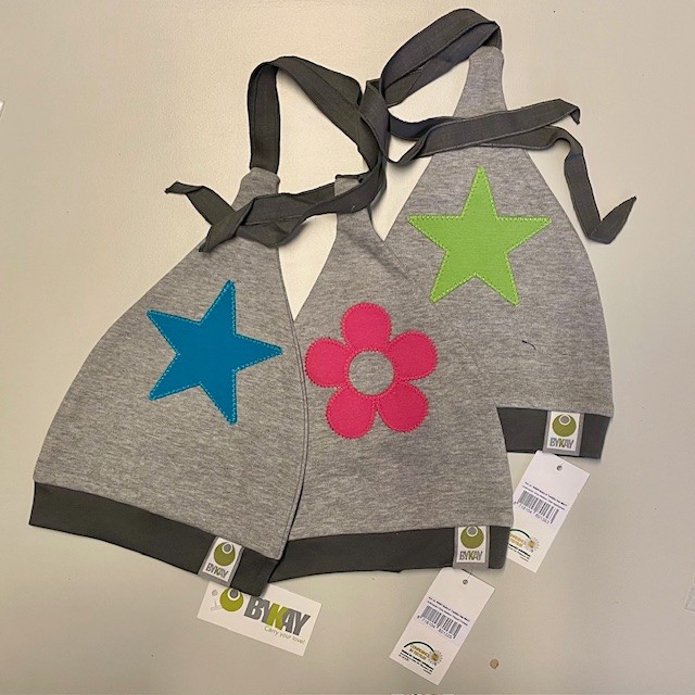 ByKay Baby-Zipfelmützchen (grau) mit Applikation (Stern blau oder grün oder Blume pink) (4Mo-4J)